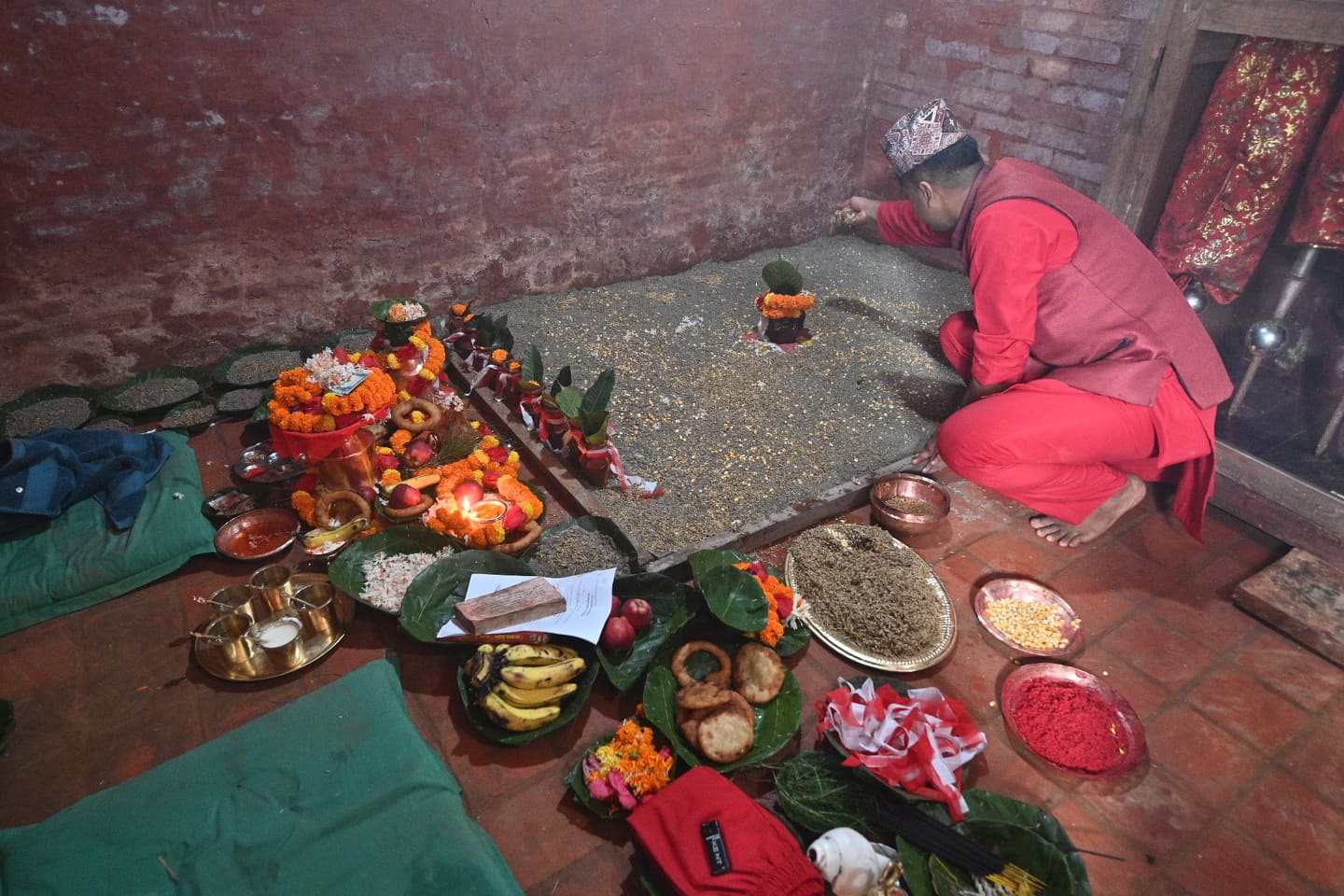 हनुमानढोकाको दसैँ घरमा यसरी राखियो जमरा (तस्वीरहरू)